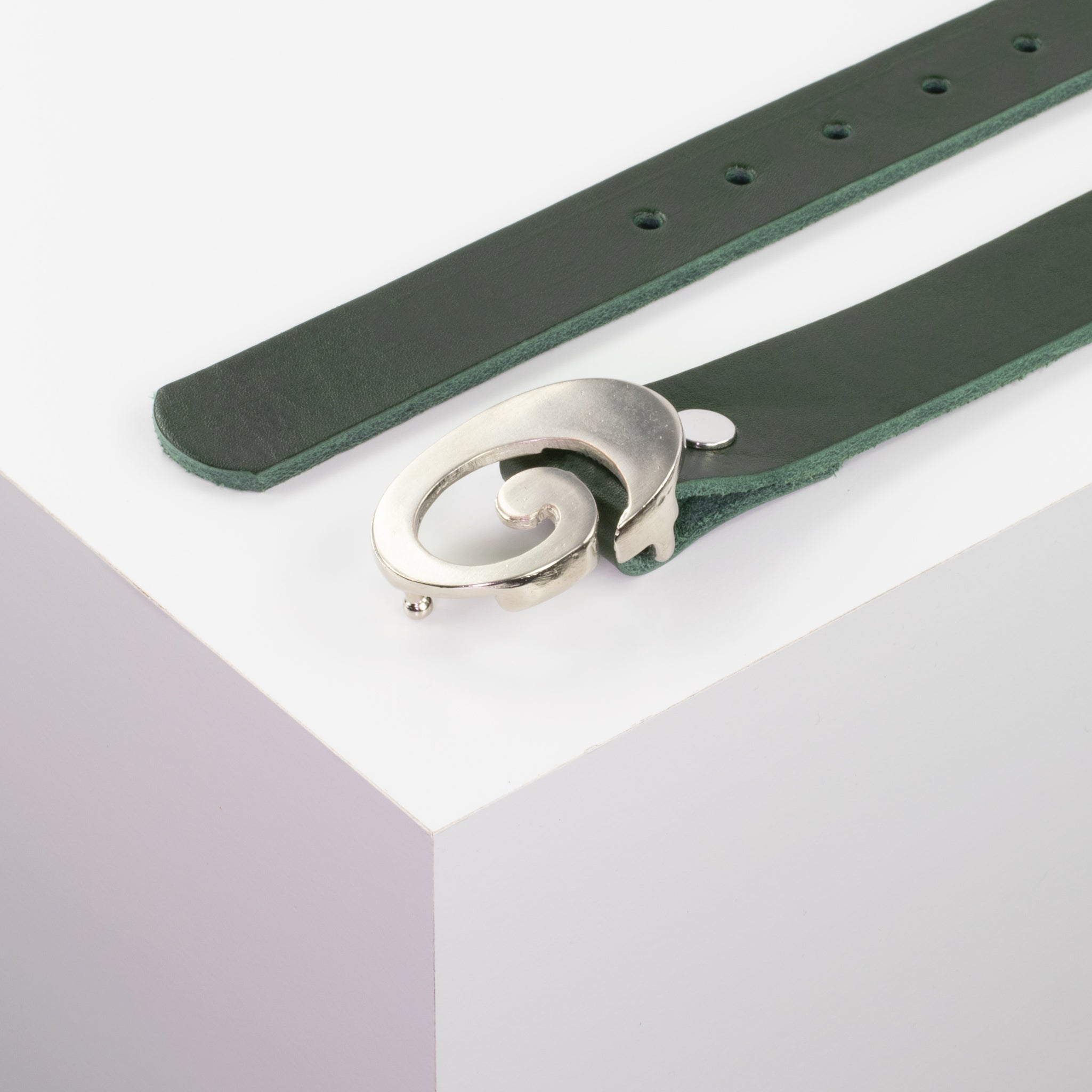 Ledergürtel mit Schnalle Schnecke silber glänzend gruen ohne Muster#farbe_gruen