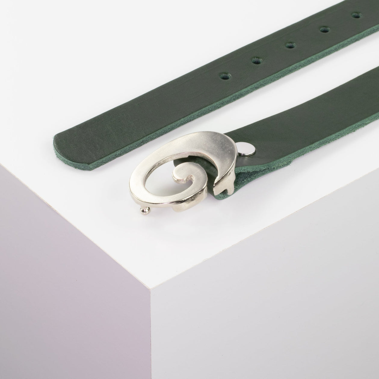 Ledergürtel 3cm mit Schnalle Schnecke silber glänzend grün ohne Muster