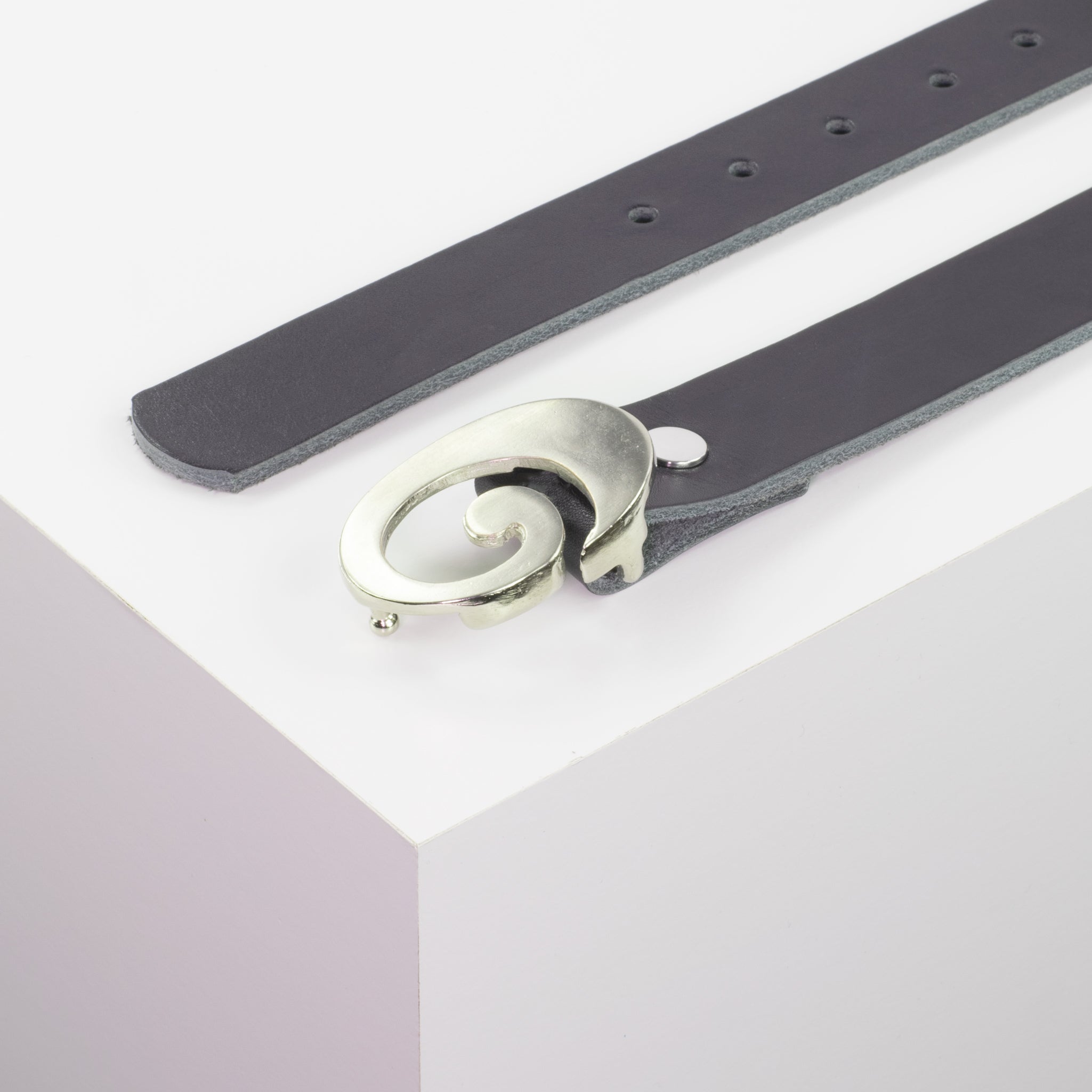 Ledergürtel mit Schnalle Schnecke silber glänzend blau ohne Muster#farbe_blau