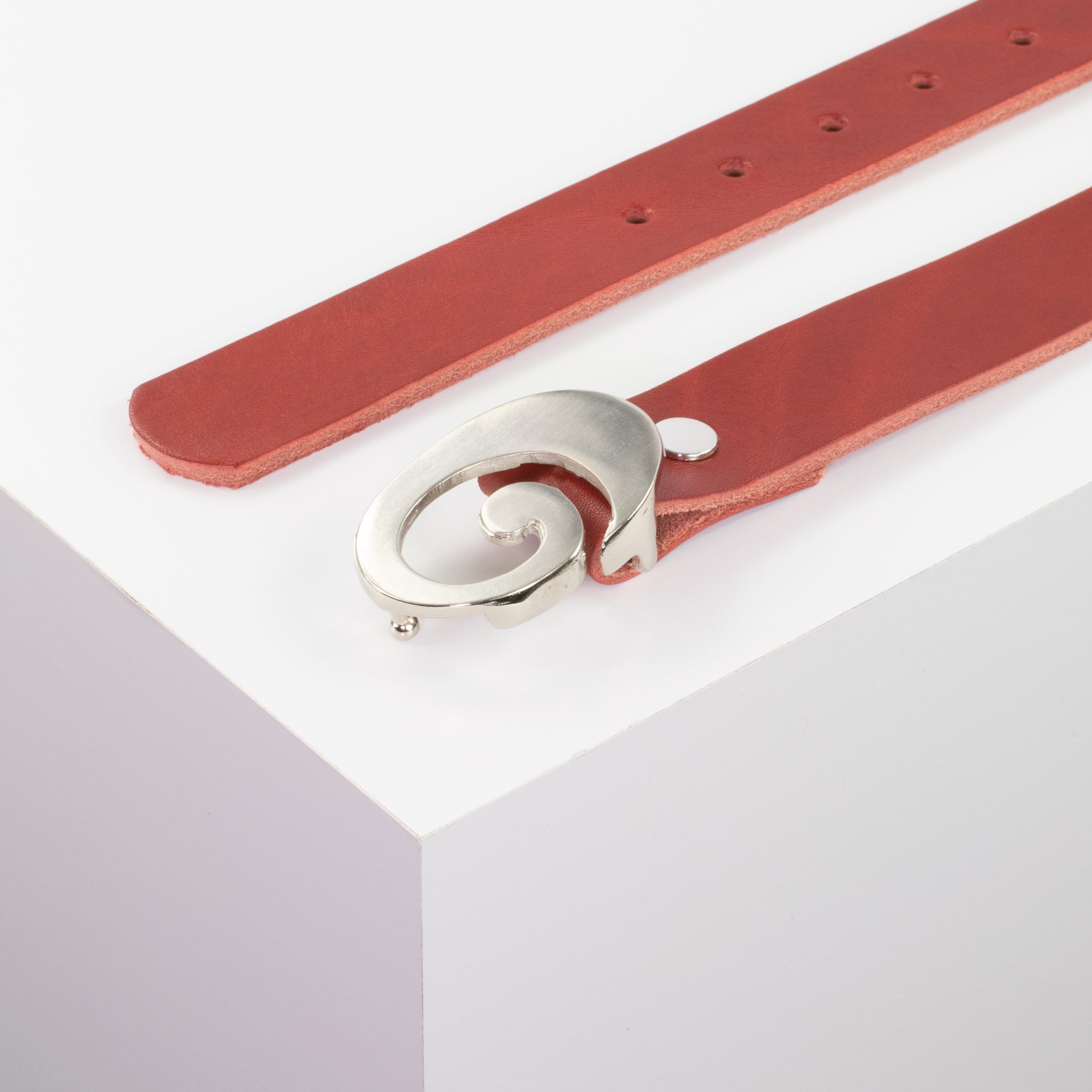 Ledergürtel mit Schnalle Schnecke silber glänzend rot ohne Muster#farbe_rot