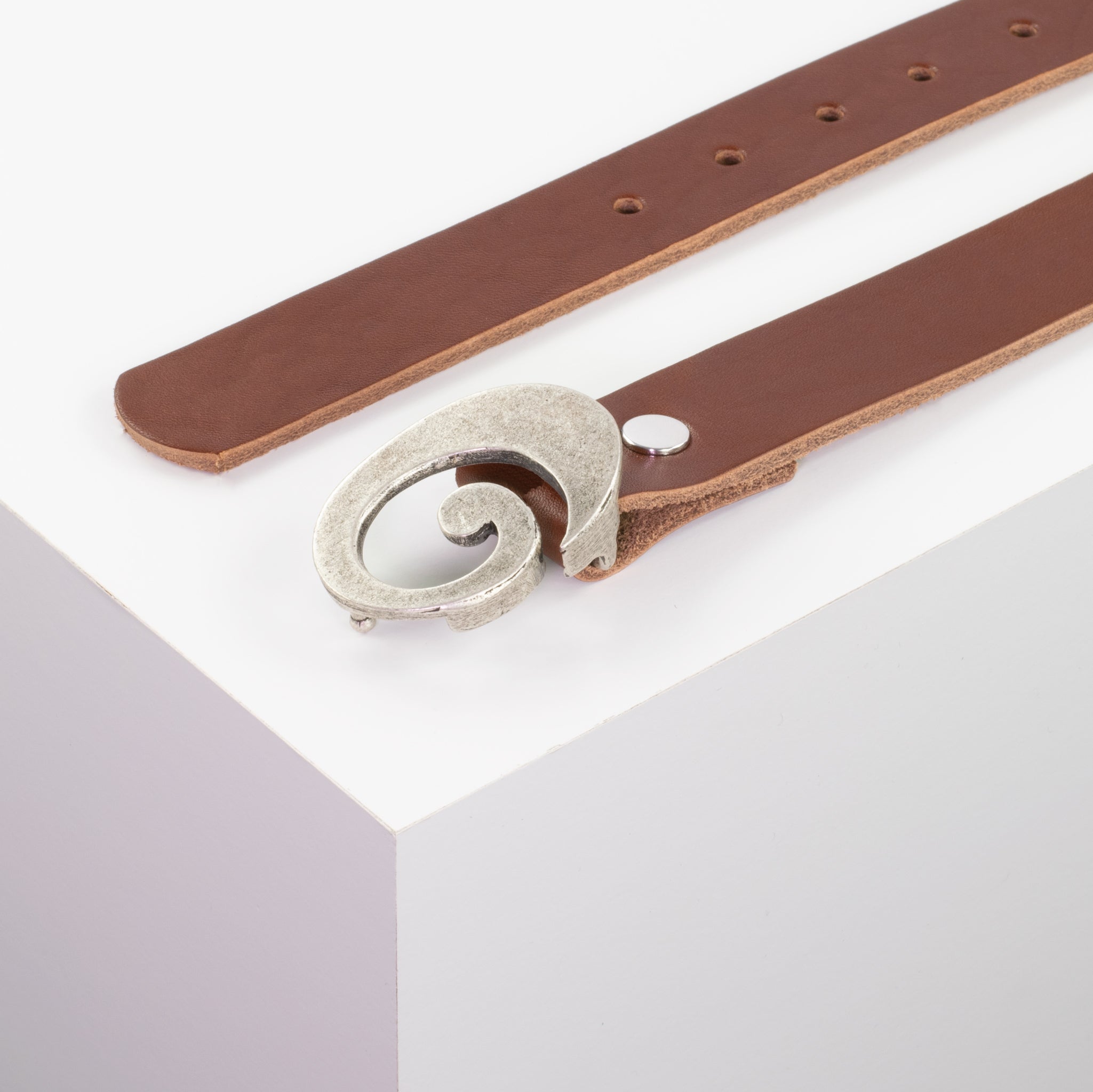 Ledergürtel mit Schnalle Schnecke silber matt cognac ohne Muster#farbe_cognac
