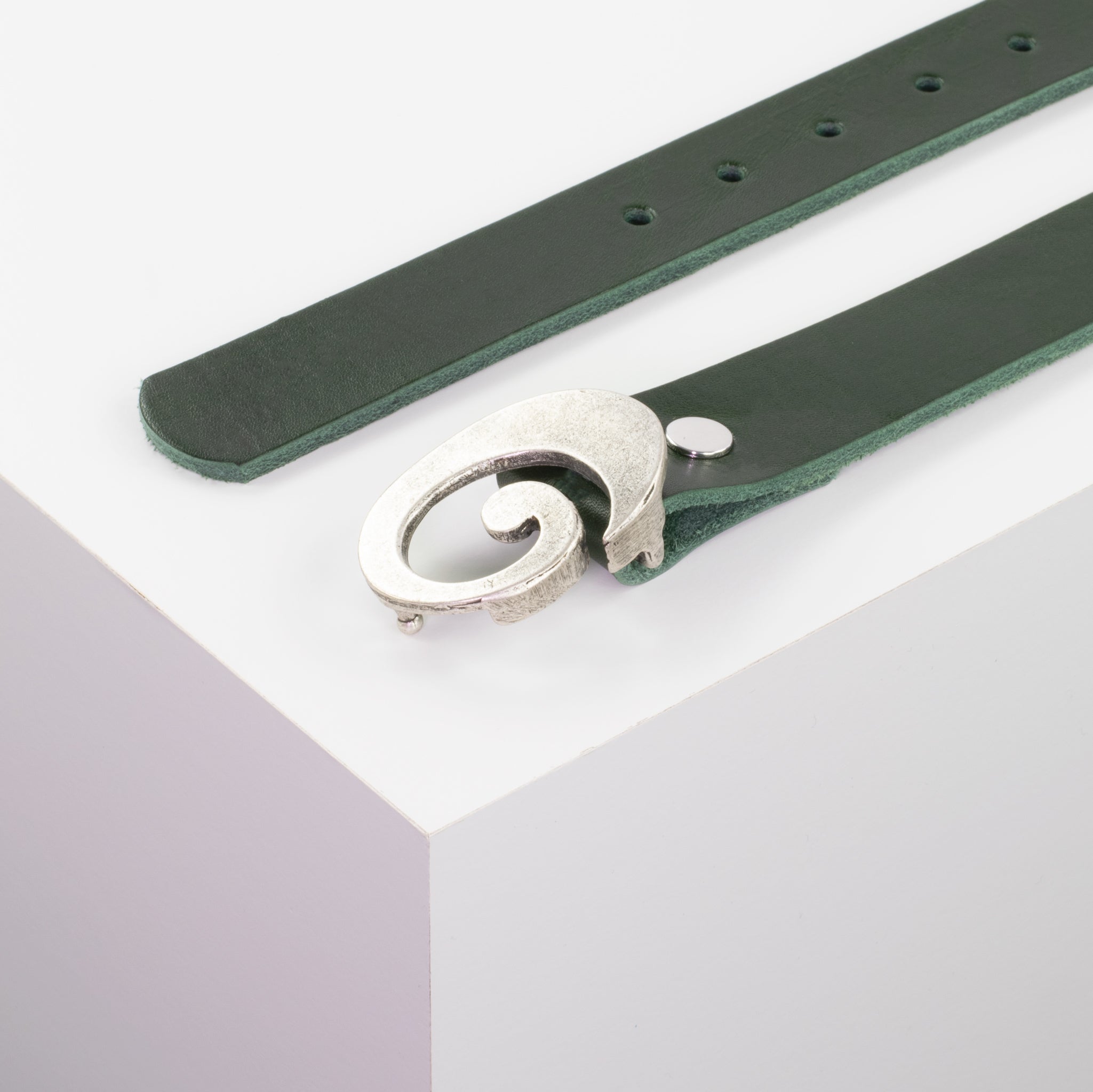 Ledergürtel mit Schnalle Schnecke silber matt gruen ohne Muster#farbe_gruen