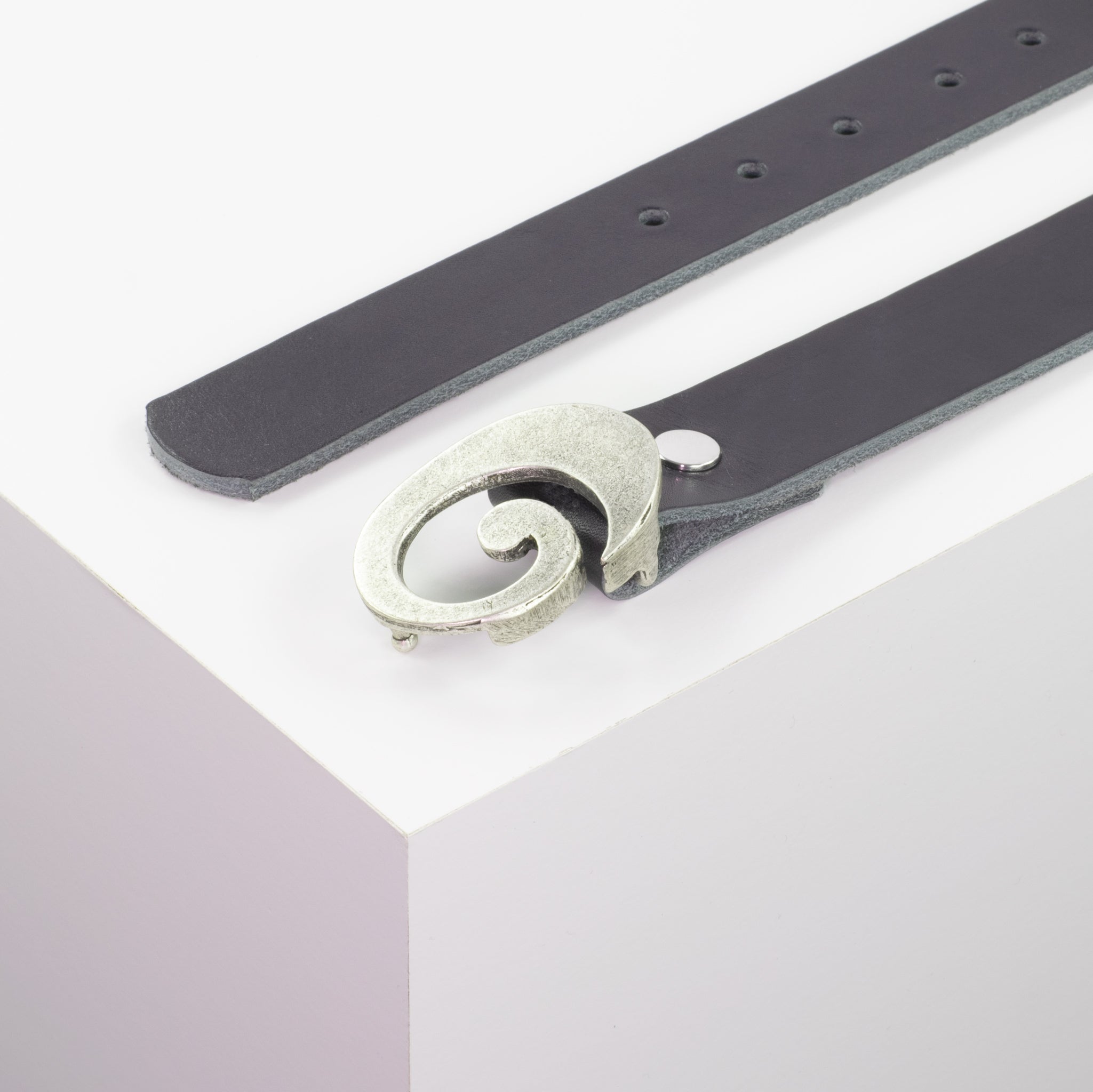 Ledergürtel mit Schnalle Schnecke silber matt blau ohne Muster#farbe_blau