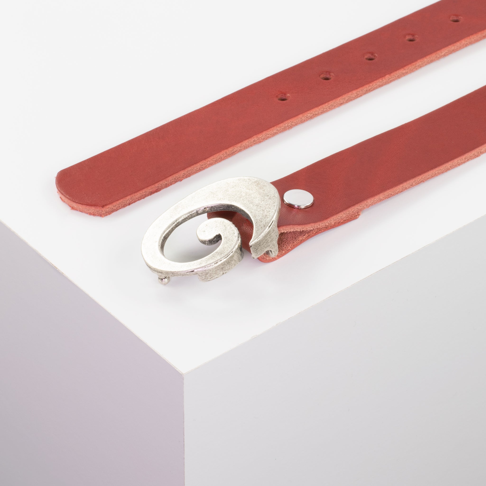 Ledergürtel mit Schnalle Schnecke silber matt rot ohne Muster#farbe_rot