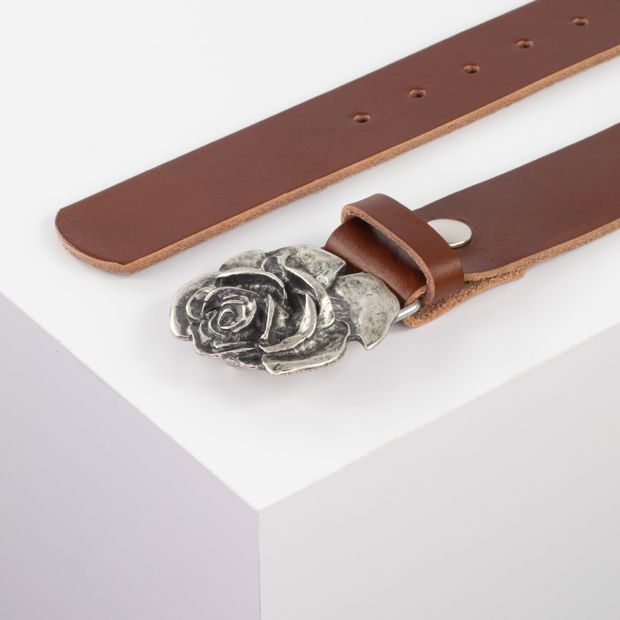 Ledergürtel mit Schnalle Rose cognac ohne Muster#farbe_cognac