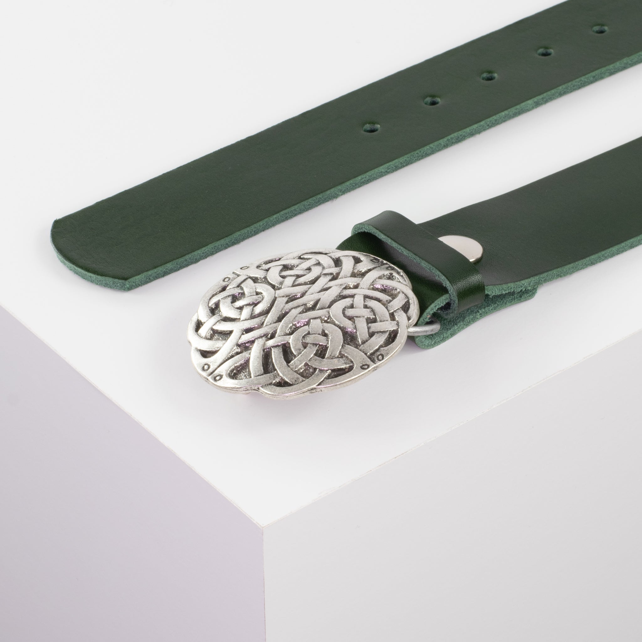 Ledergürtel mit Schnalle Gordischer Knoten gruen ohne Muster#farbe_gruen