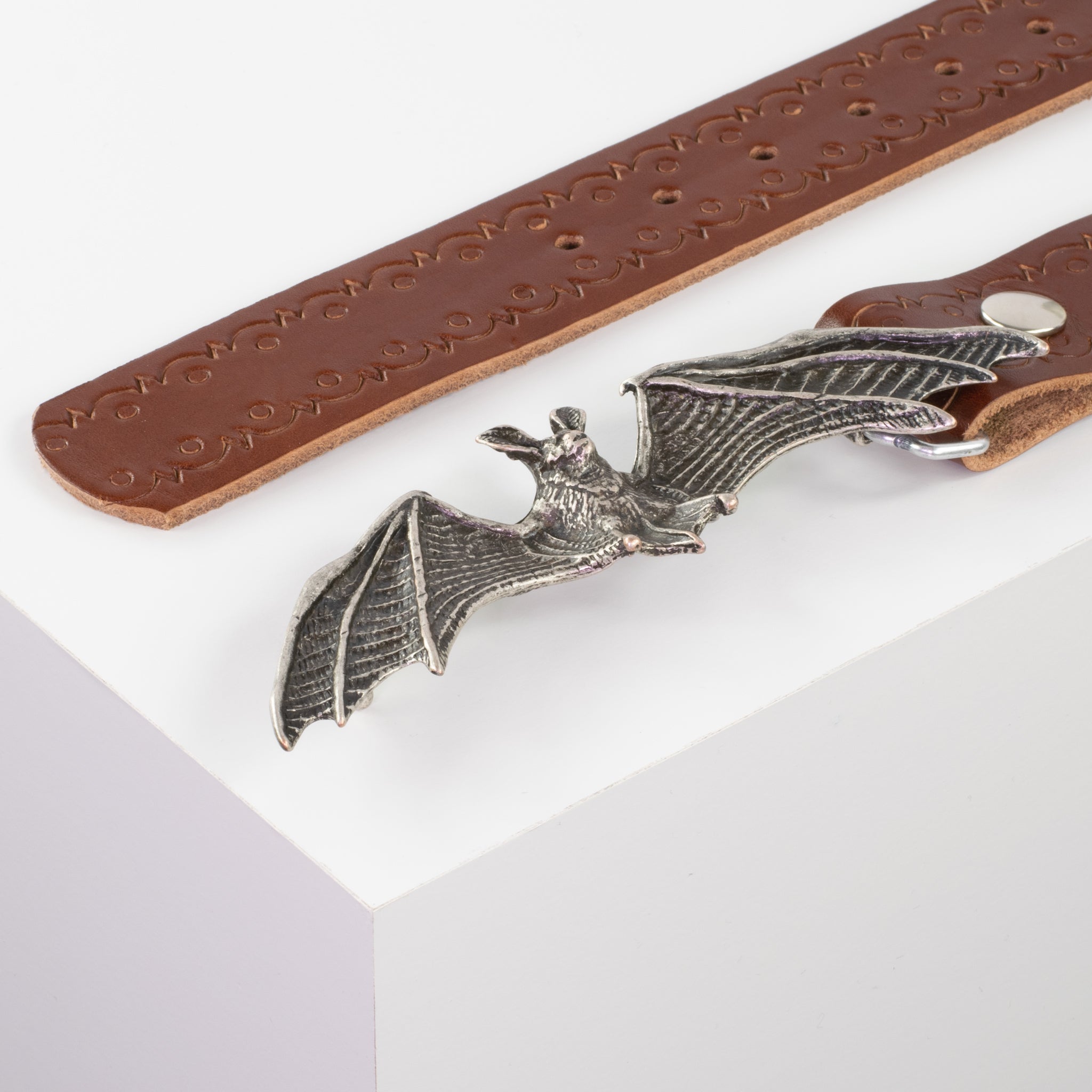 Ledergürtel mit Schnalle Fledermaus cognac Lochwelle#farbe_cognac