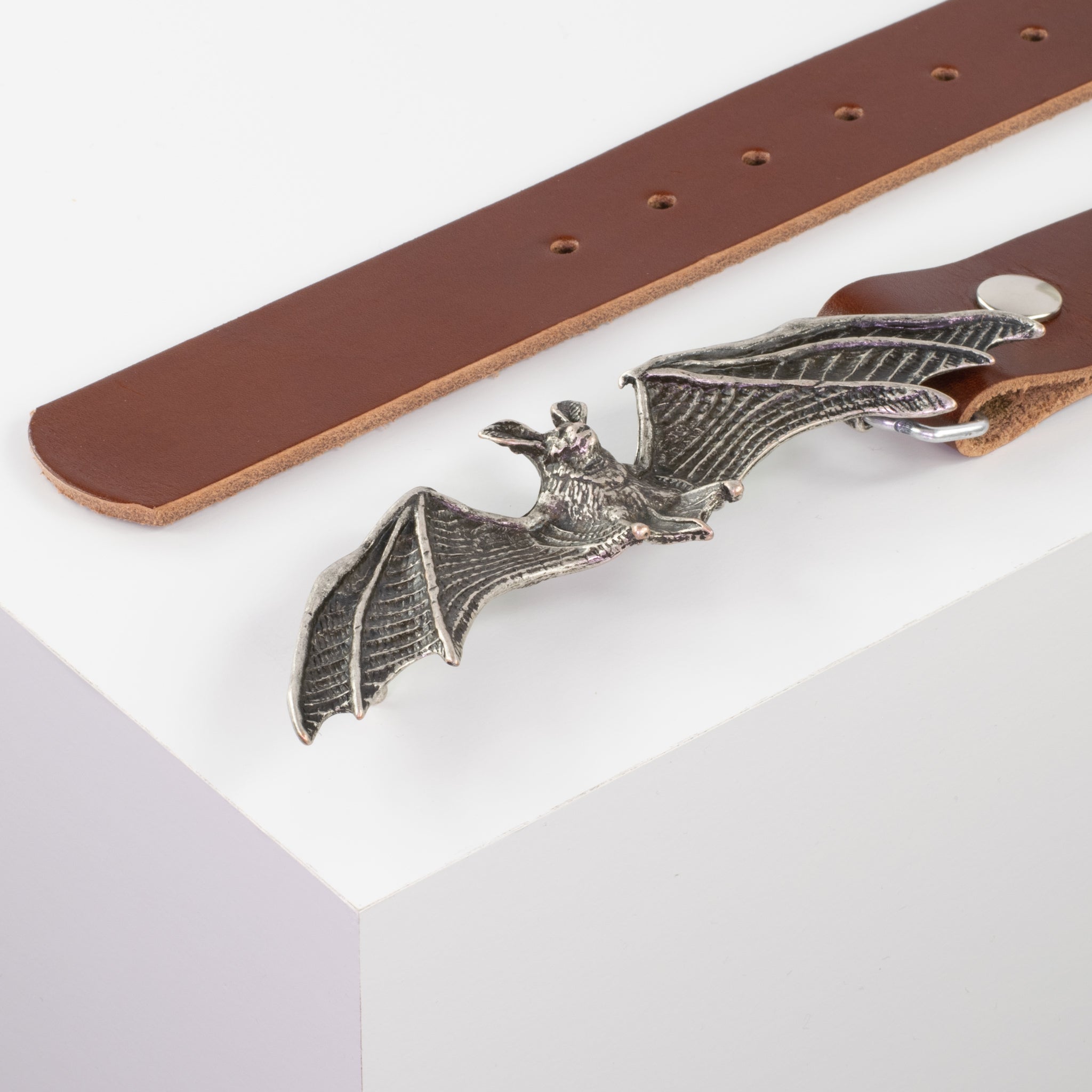 Ledergürtel mit Schnalle Fledermaus cognac ohne Muster#farbe_cognac