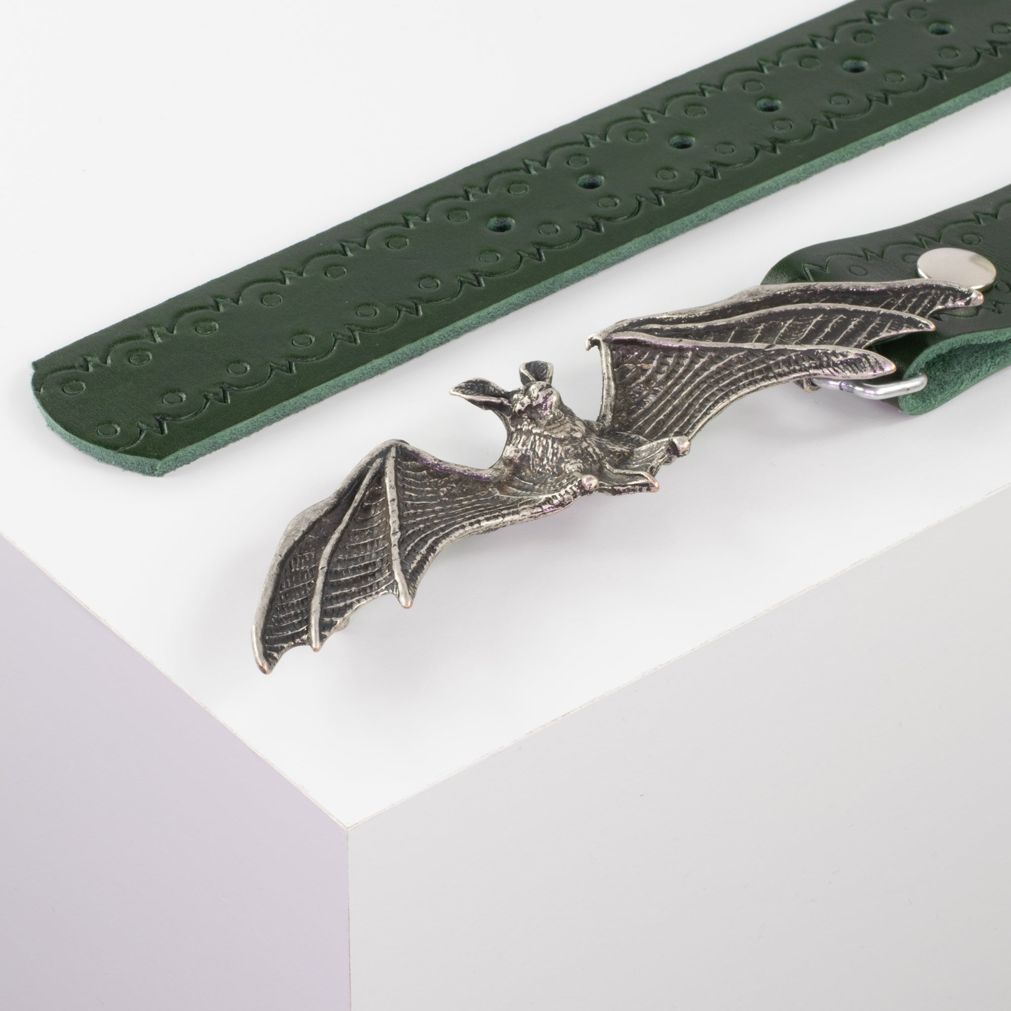 Ledergürtel mit Schnalle Fledermaus gruen Lochwelle#farbe_gruen