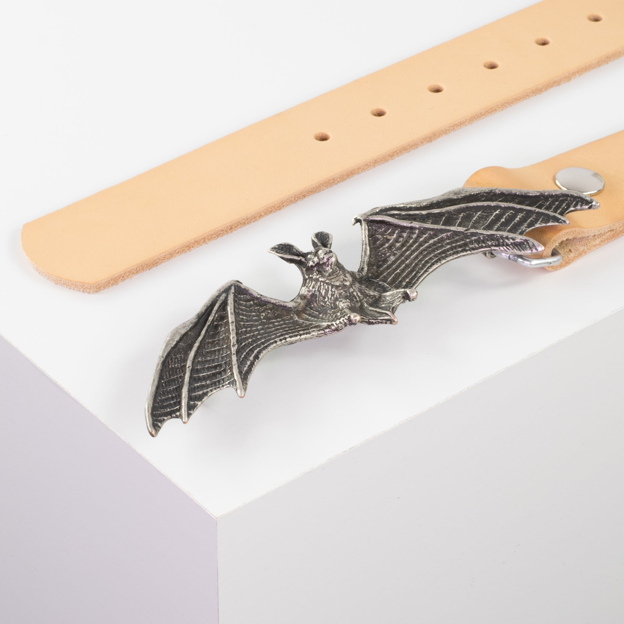 Ledergürtel mit Schnalle Fledermaus natur ohne Muster#farbe_natur