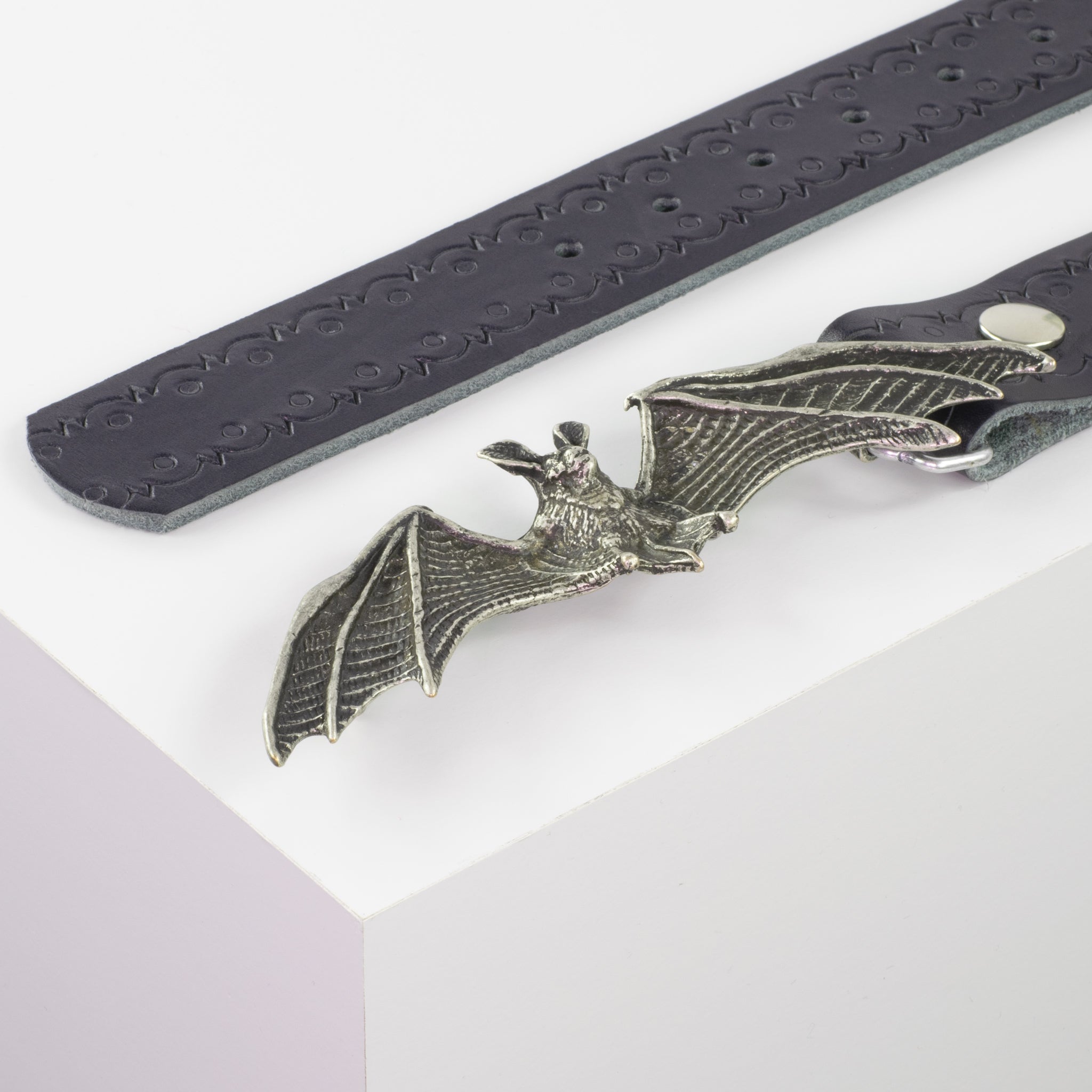 Ledergürtel mit Schnalle Fledermaus blau Lochwelle#farbe_blau