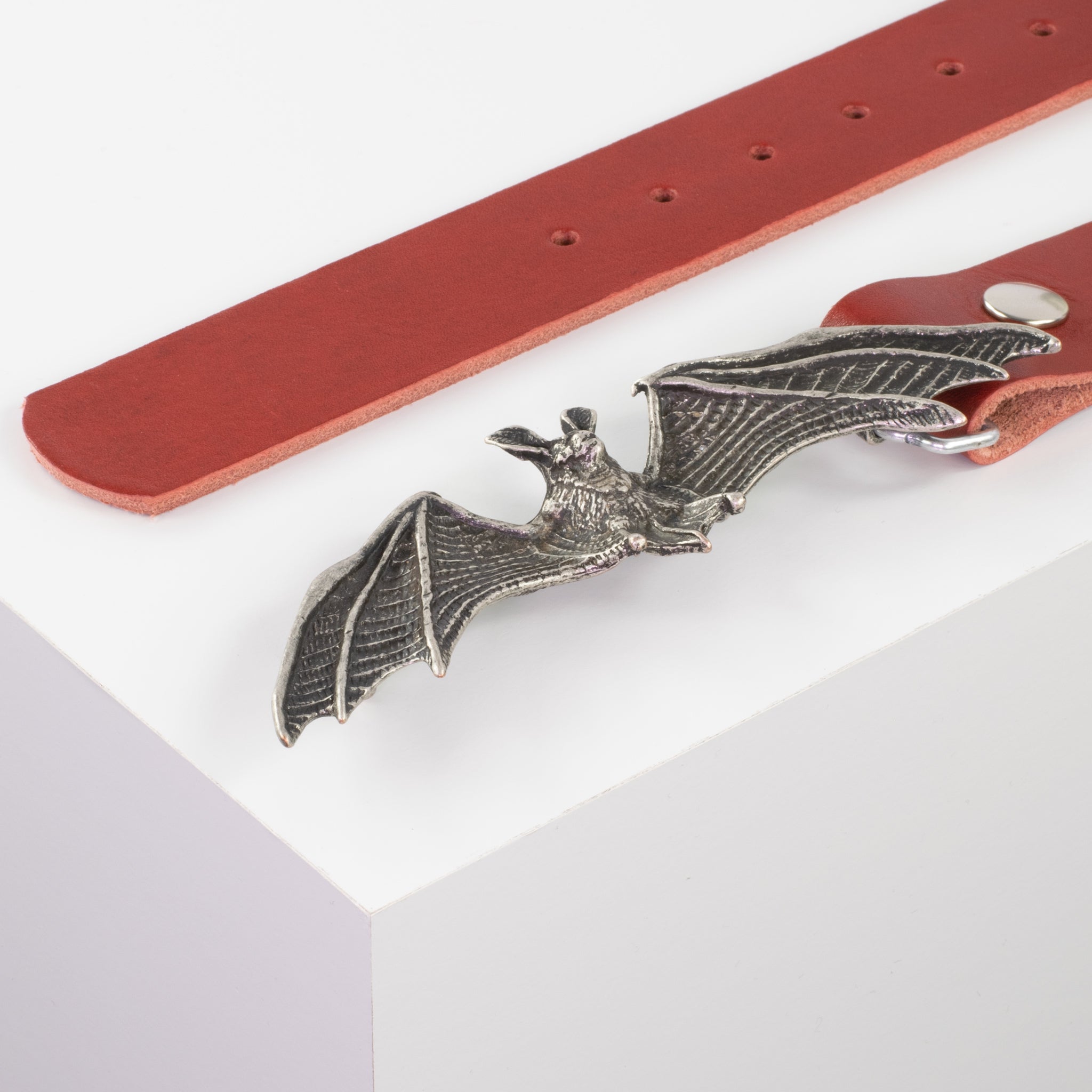 Ledergürtel mit Schnalle Fledermaus rot ohne Muster#farbe_rot