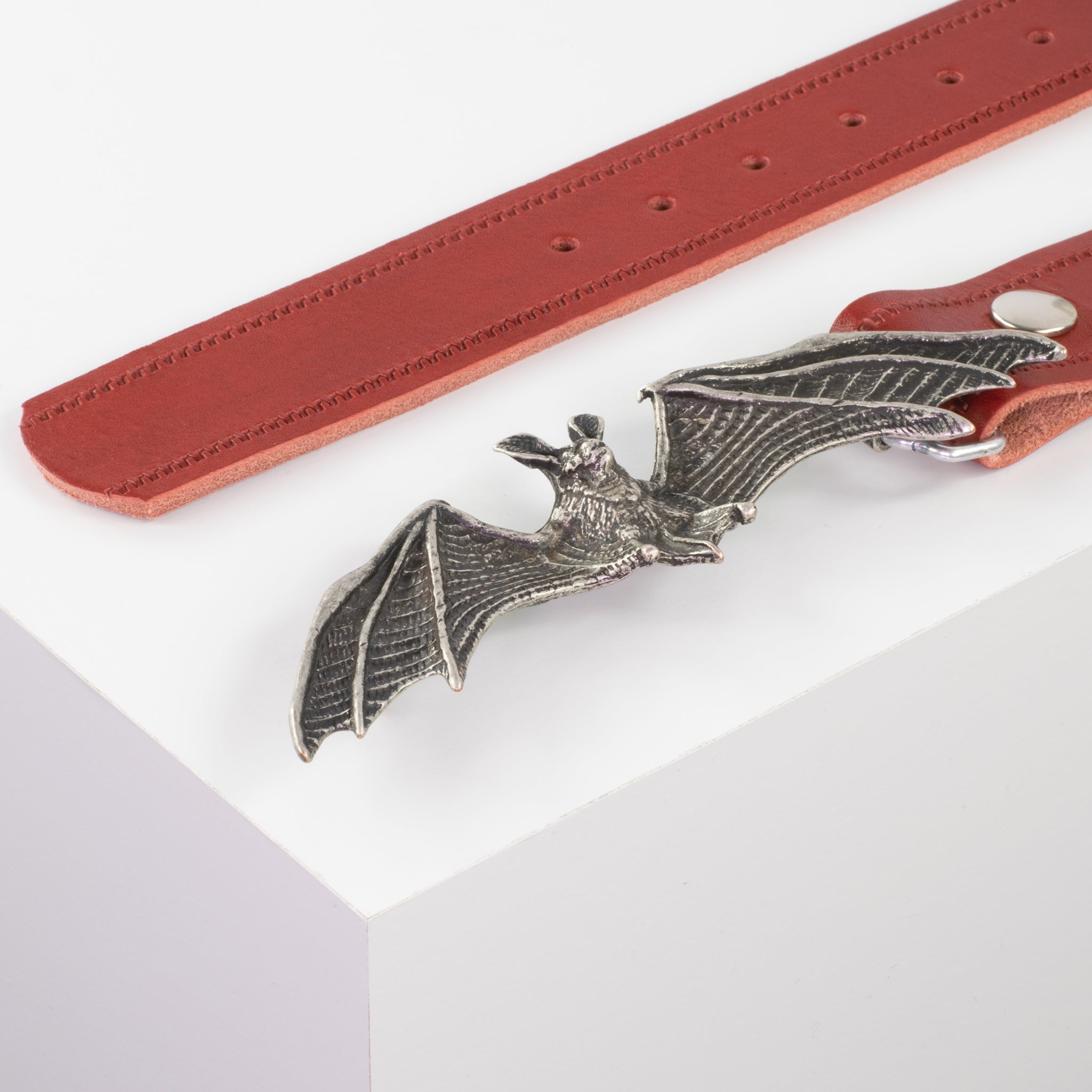 Ledergürtel mit Schnalle Fledermaus rot Reisverschluss#farbe_rot