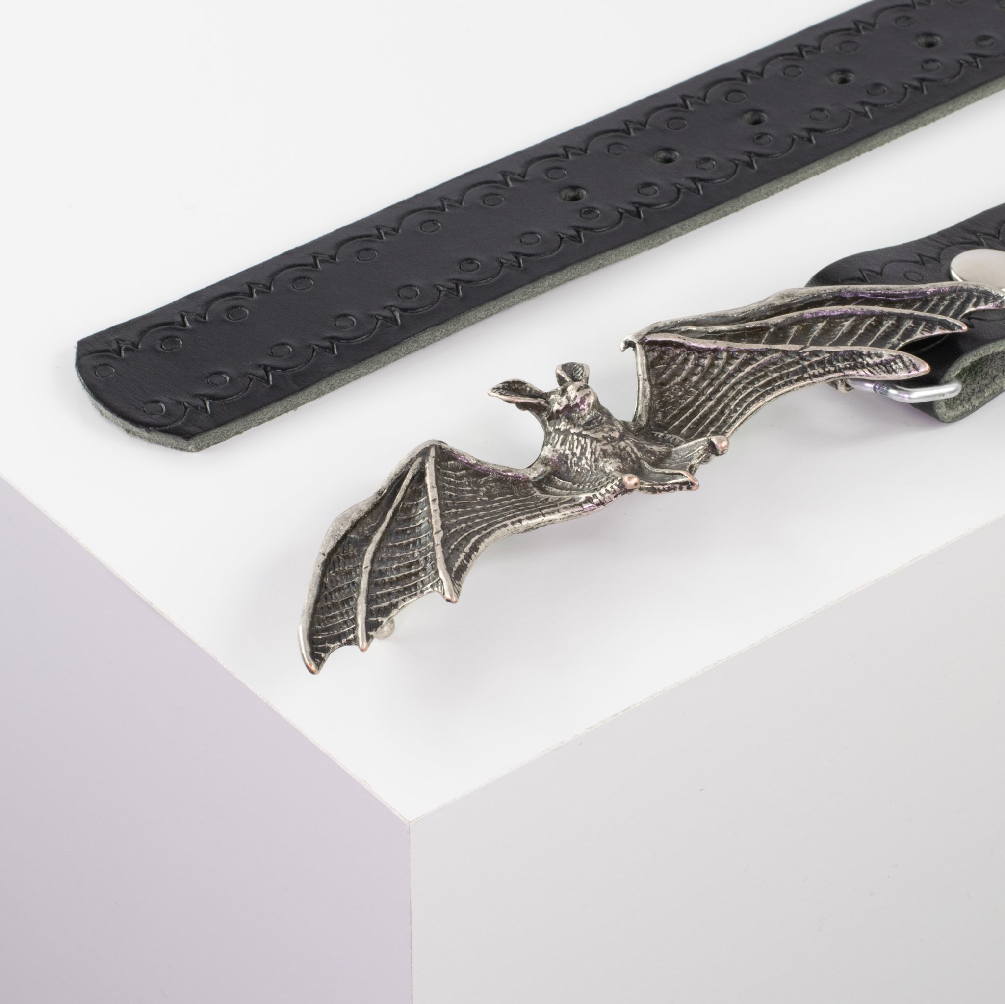 Ledergürtel mit Schnalle Fledermaus schwarz Lochwelle#farbe_schwarz