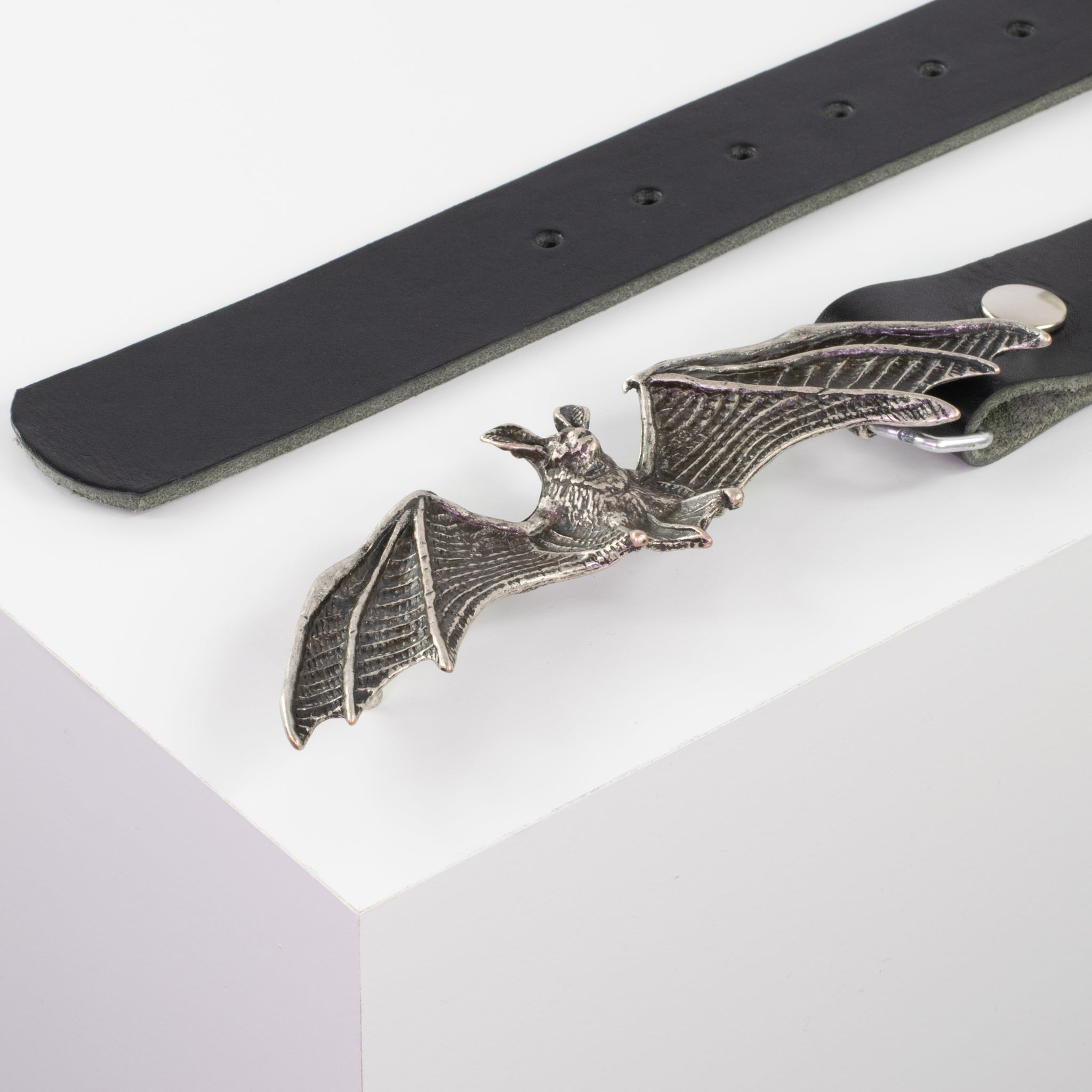 Ledergürtel mit Schnalle Fledermaus schwarz ohne Muster#farbe_schwarz